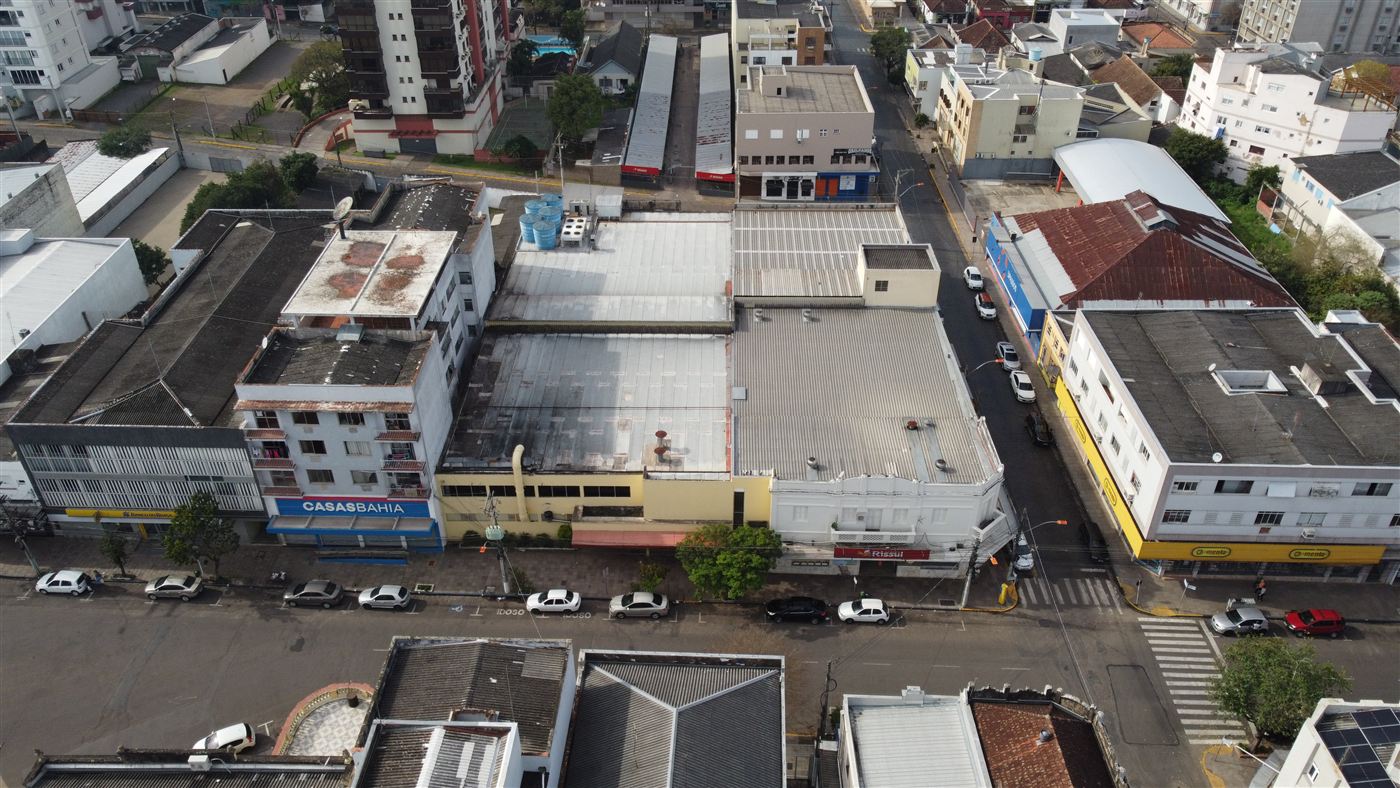 Vista aérea de loja de esquina no centro da cidade